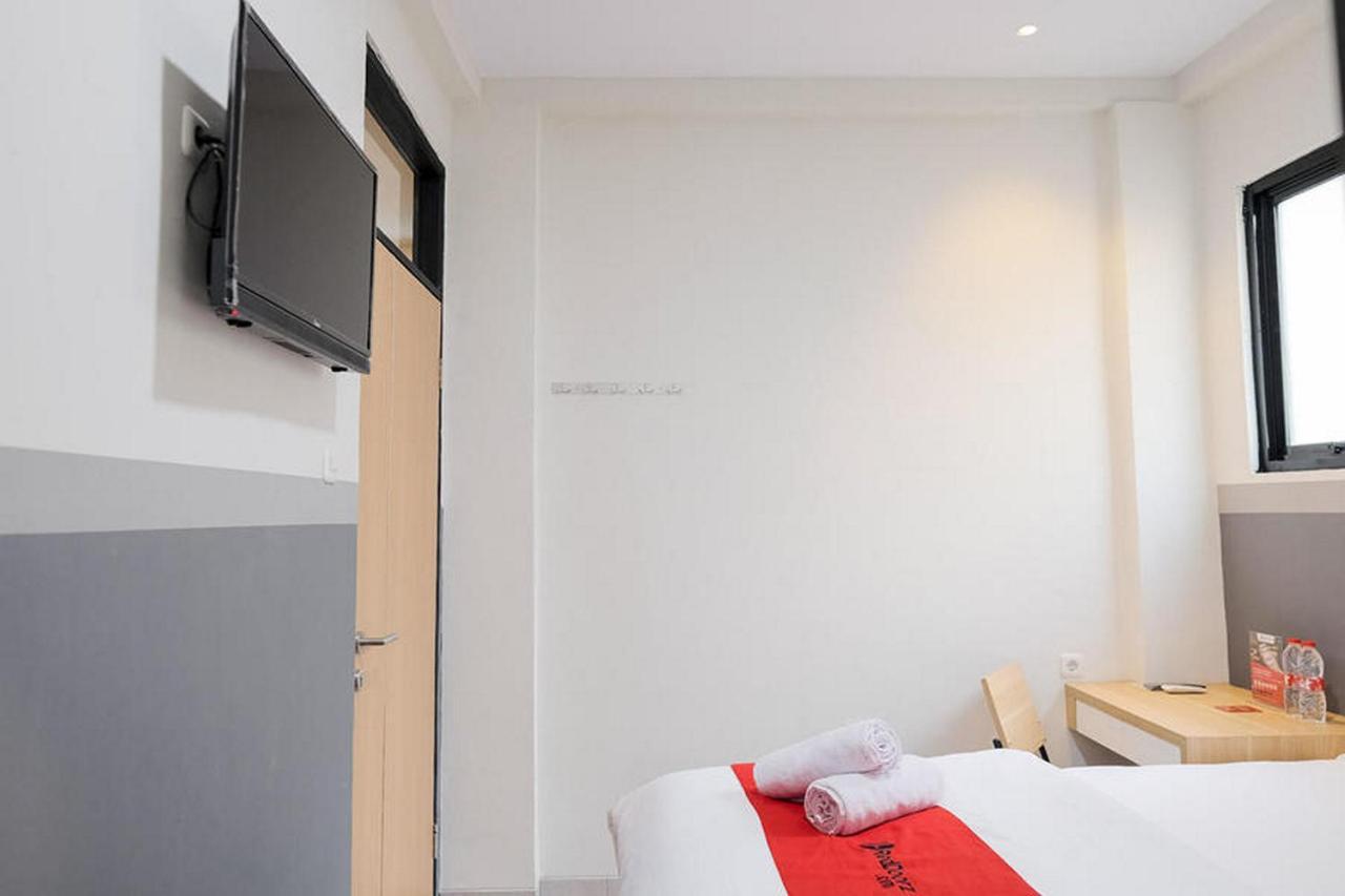 ג'קרטה Reddoorz Plus Near Taman Anggrek Mall מראה חיצוני תמונה
