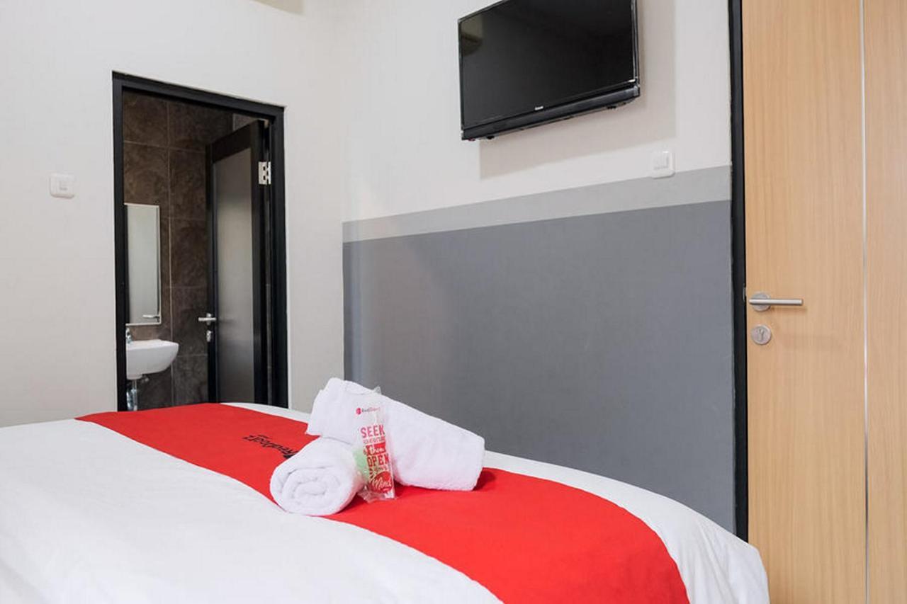 ג'קרטה Reddoorz Plus Near Taman Anggrek Mall מראה חיצוני תמונה