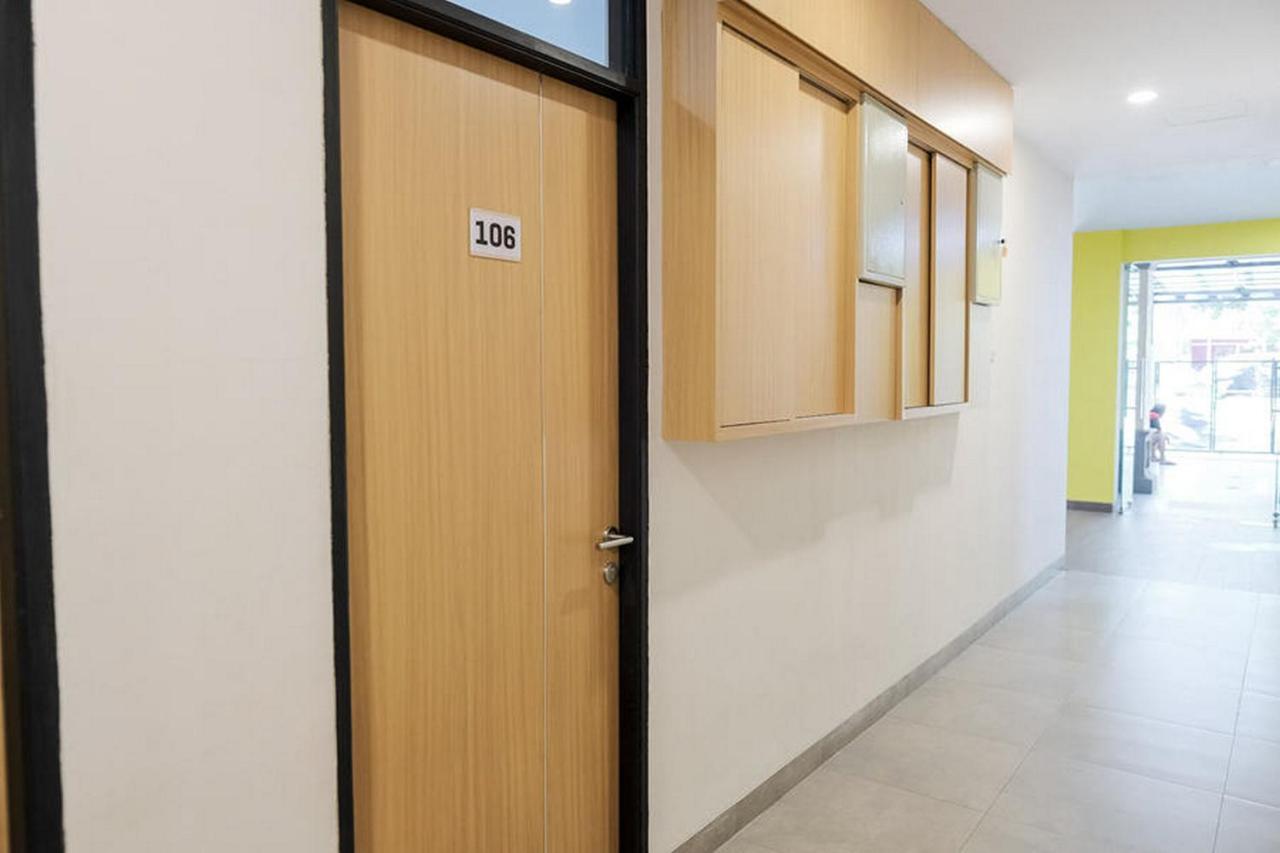ג'קרטה Reddoorz Plus Near Taman Anggrek Mall מראה חיצוני תמונה